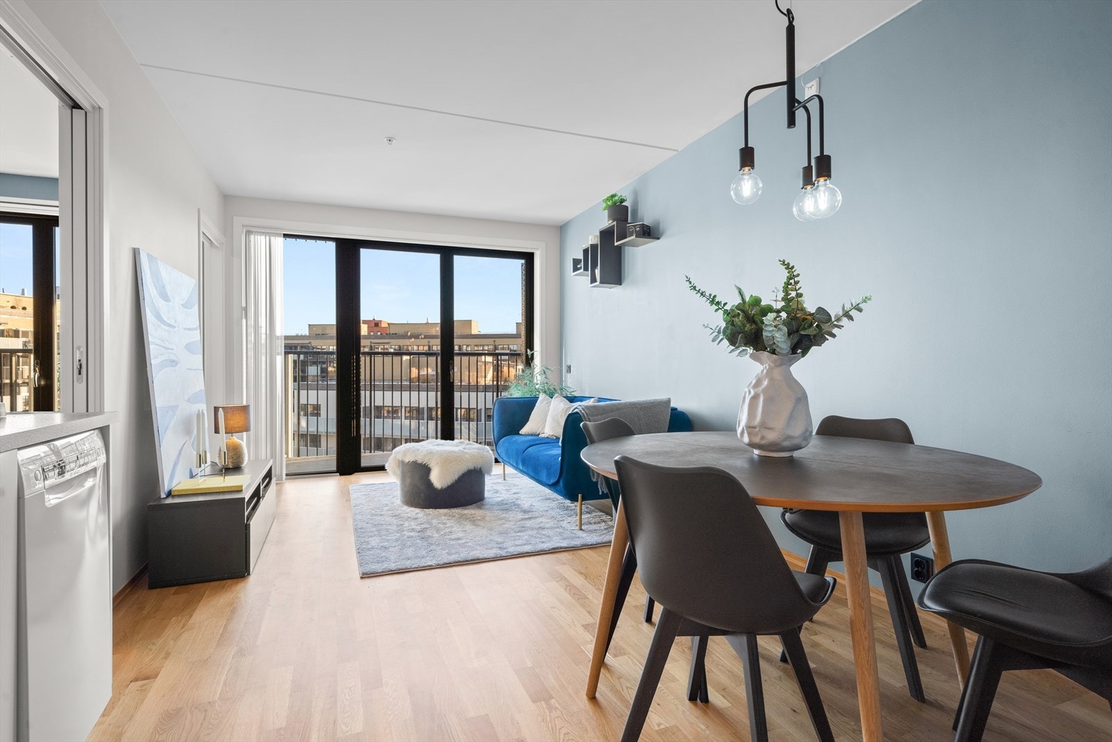 Praktisk og åpen løsning som gir god plass til både sitte- og spisegruppe. Galleribilde