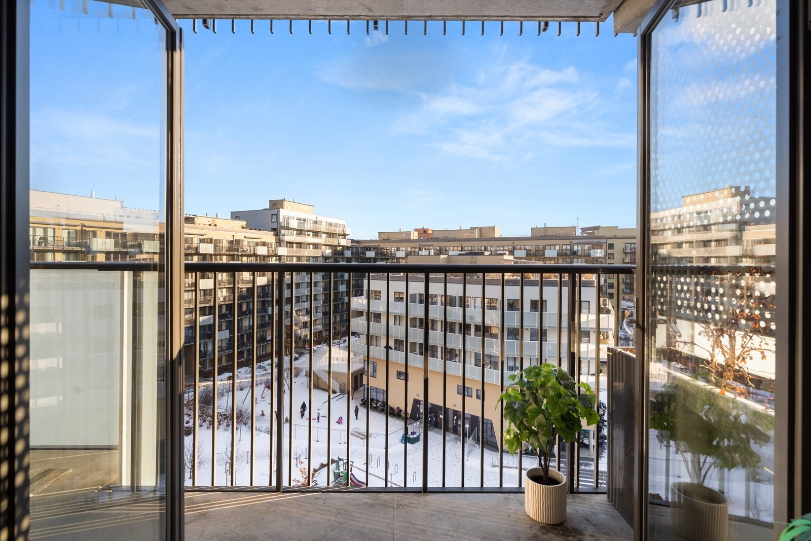 Pent utsyn mot borettslagets fellesarealer. Galleribilde