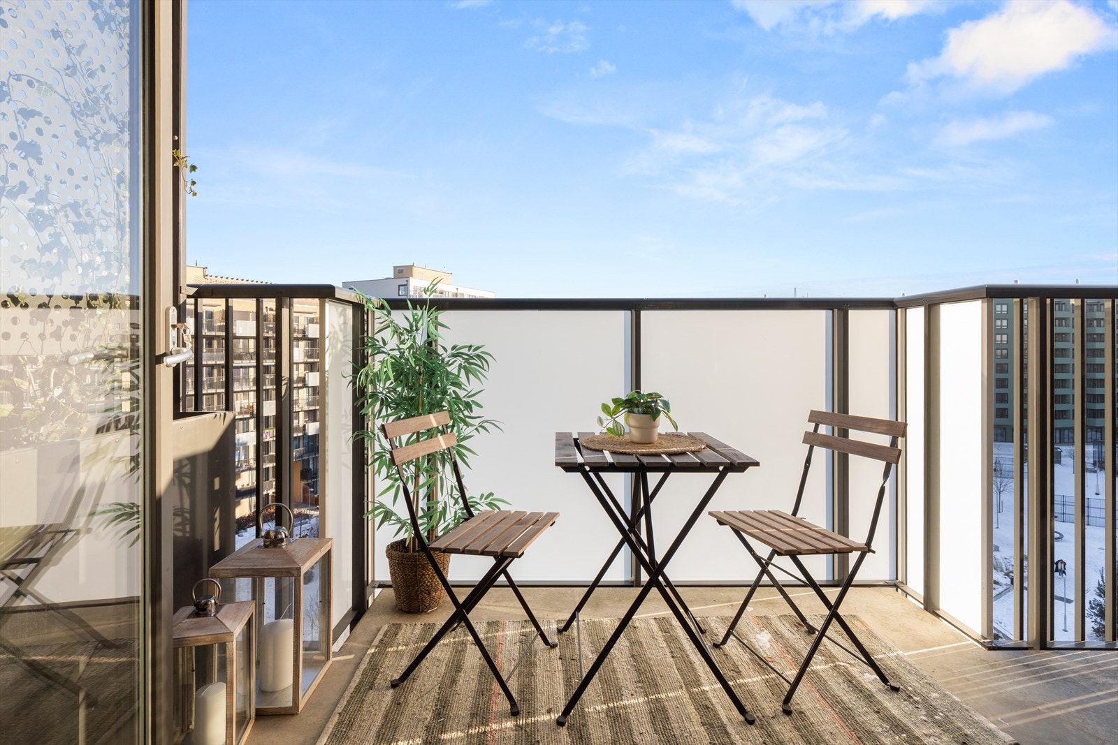 En moderne og pen 2-roms fra 2021 med en stor og luftig balkong på 8kvm. Galleribilde