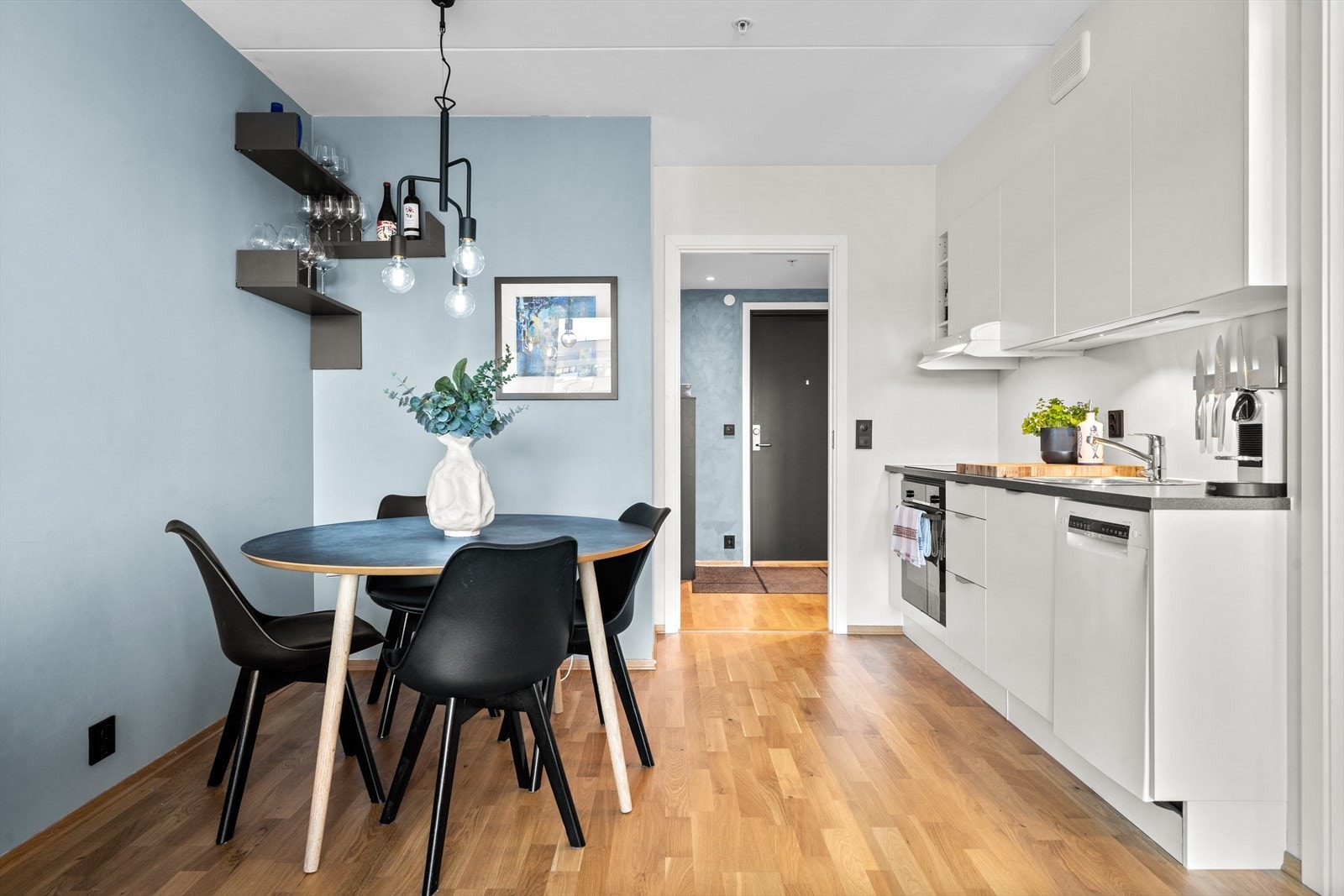 Moderne kjøkkeninnredning fra 2021 med glatte fronter og laminat benkeplate. Galleribilde