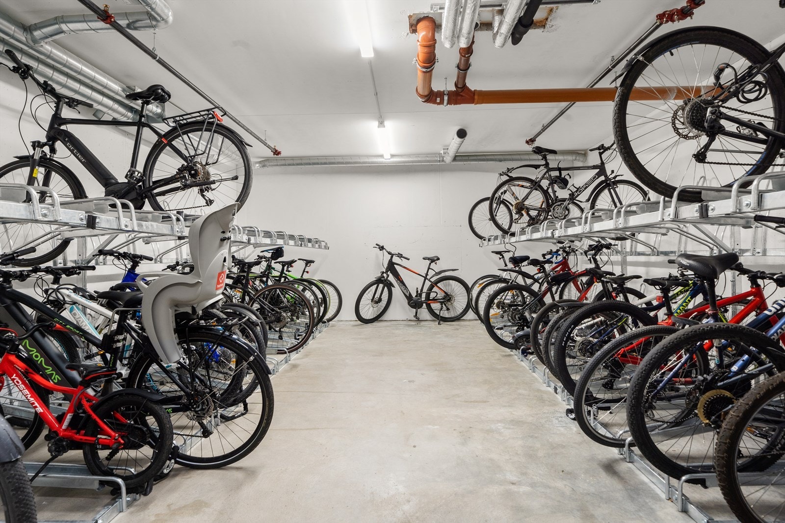 Det er felles sykkelbod og sykkelvask og rep.-/servicestasjon. Rommet kan også brukes for å preppe ski på vinteren. Galleribilde