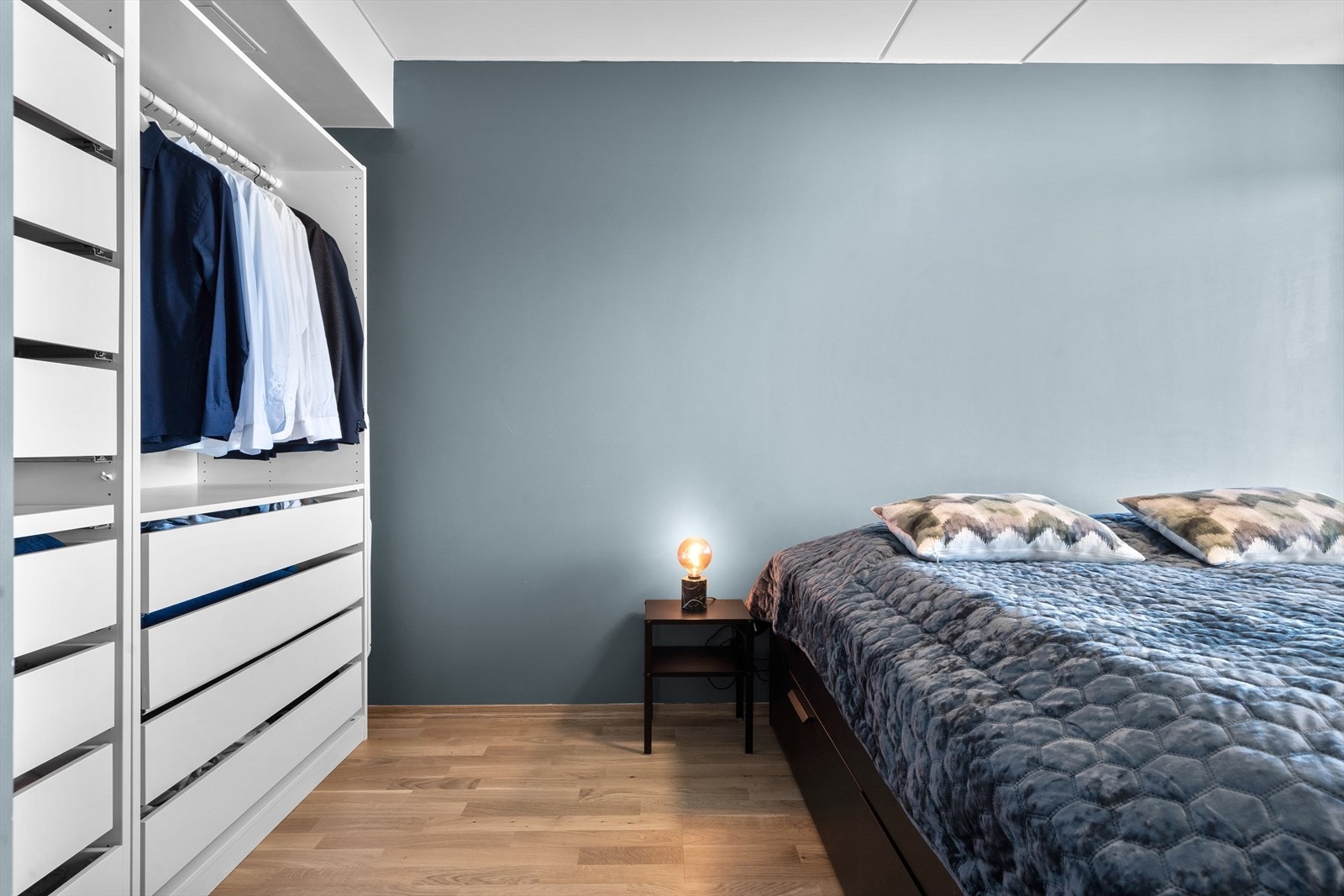 Lunt soverom med god plass til en dobbeltseng og annen ønskelig innredning. Garderobeløsning som gir godt med lagringsplass. Her er det også muligheter for integrerte løsninger. Galleribilde