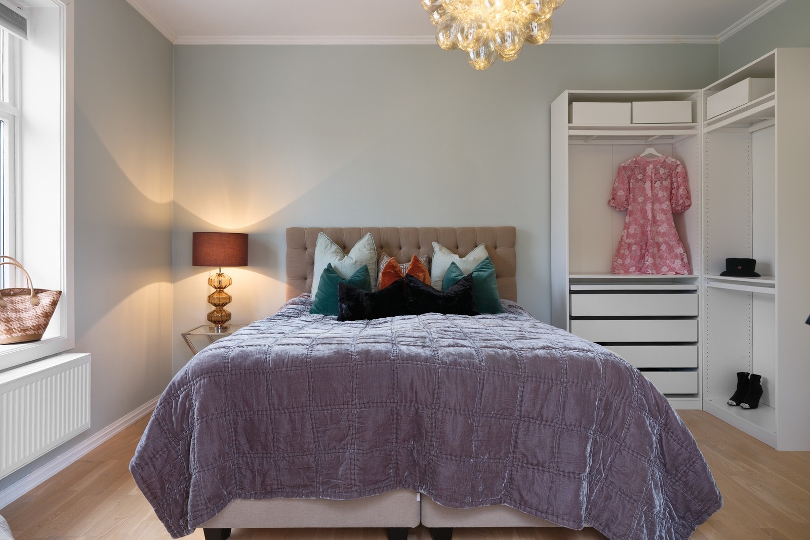 Romslig soverom med plass til dobbeltseng og garderobeløsning. Galleribilde