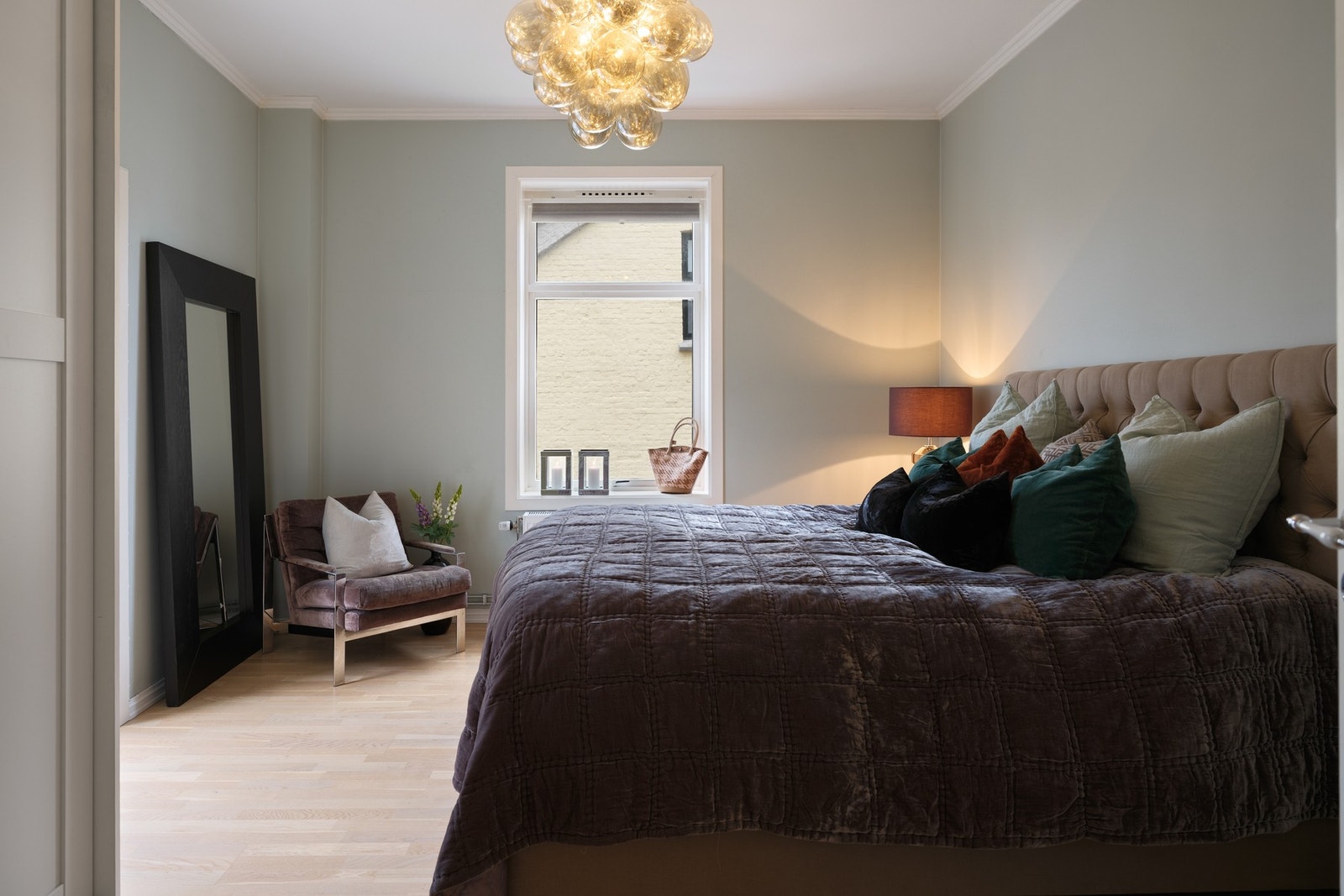 Soverommet er ca. 17 kvm stort og har god takhøyde Galleribilde