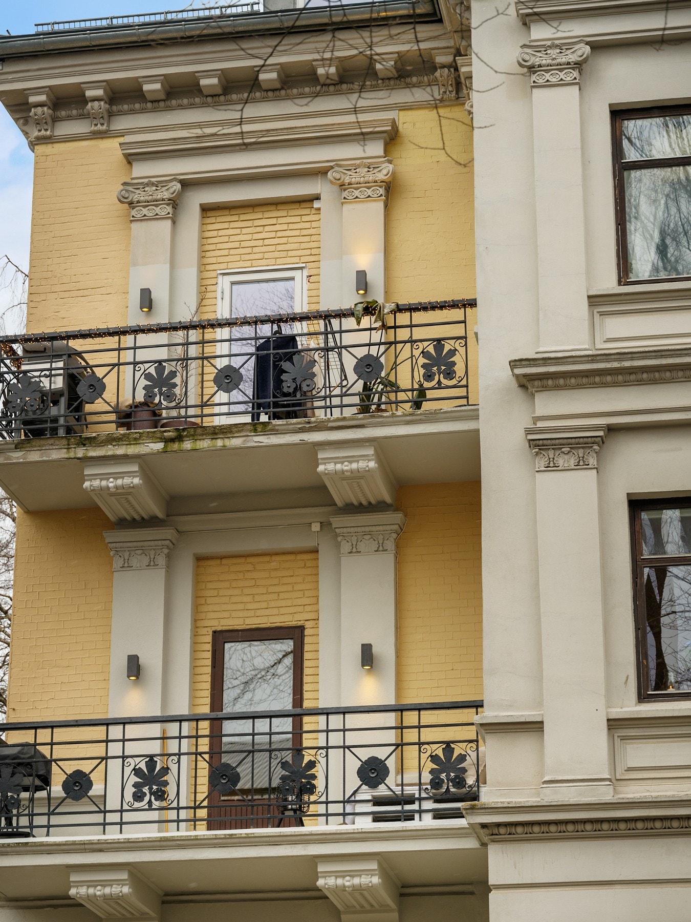 Klassisk bygård med smijerns rekkverk på balkongen. Galleribilde