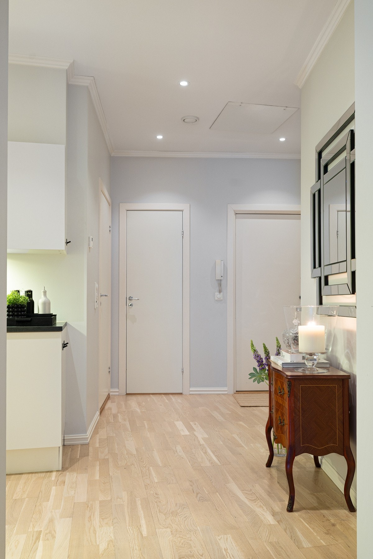 Entrè og inngang til bad og innvendig bod Galleribilde