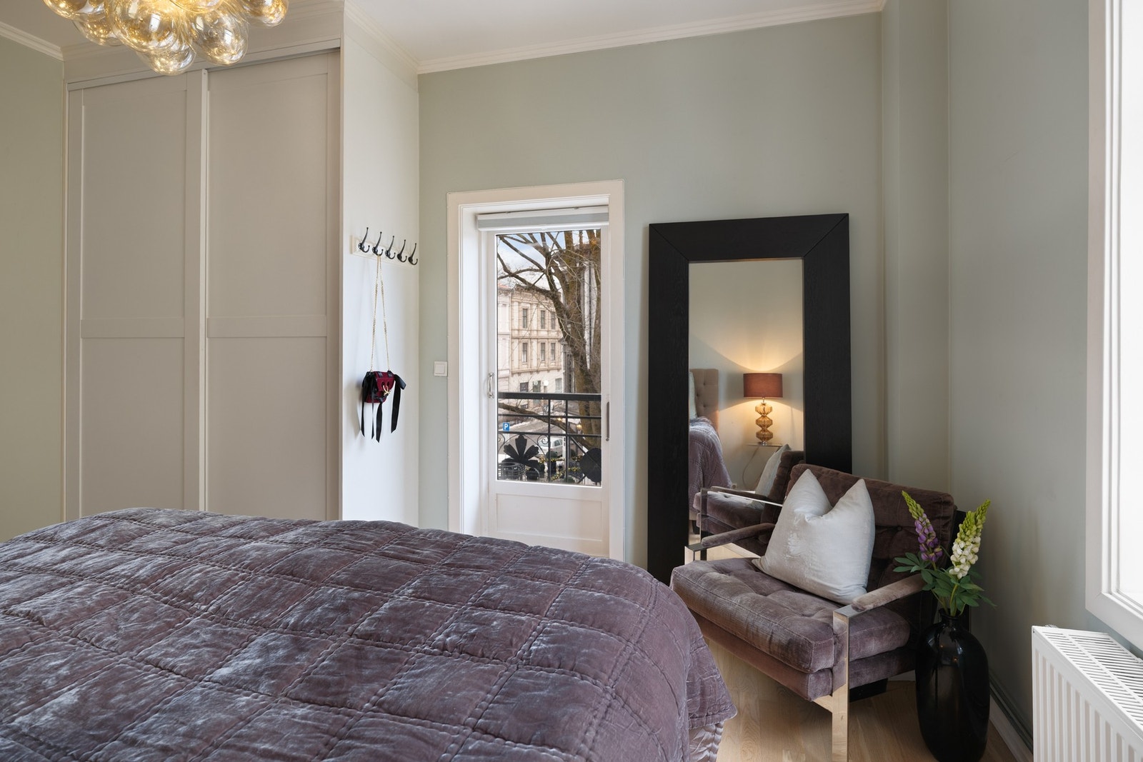 Soverom med utgang til sydøstvendt balkong. Galleribilde