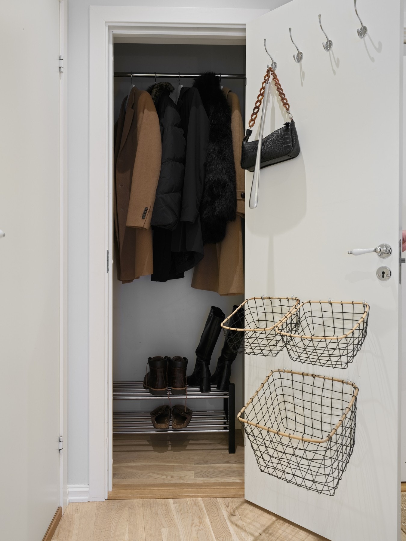 Innvendig bod hvor man kan henge fra seg yttertøy og sko Galleribilde