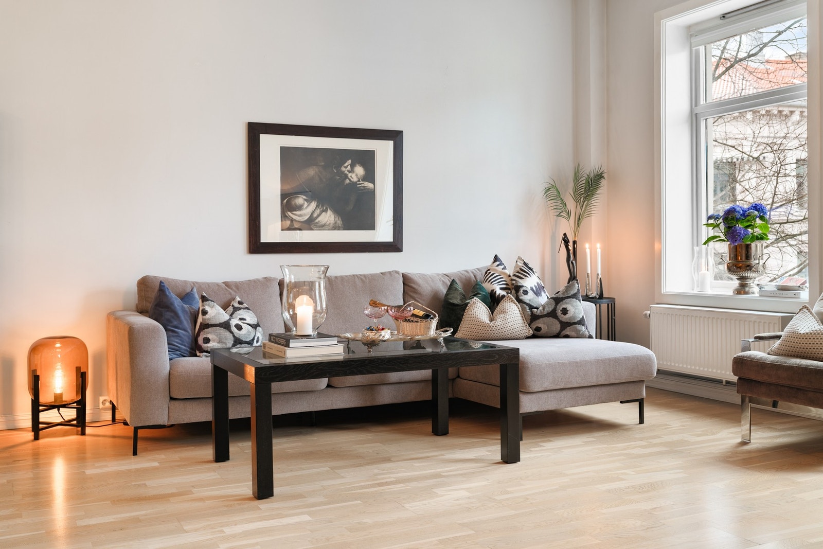 Stuen har lyse vegger og parkett på gulv. Galleribilde