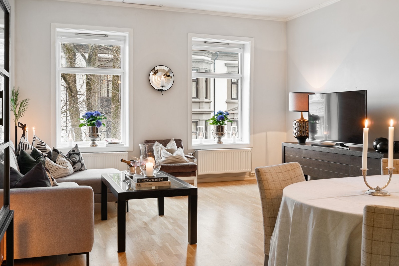 Lys og romslig stue med store vindusflater som slipper inn rikelig med dagslys. Galleribilde