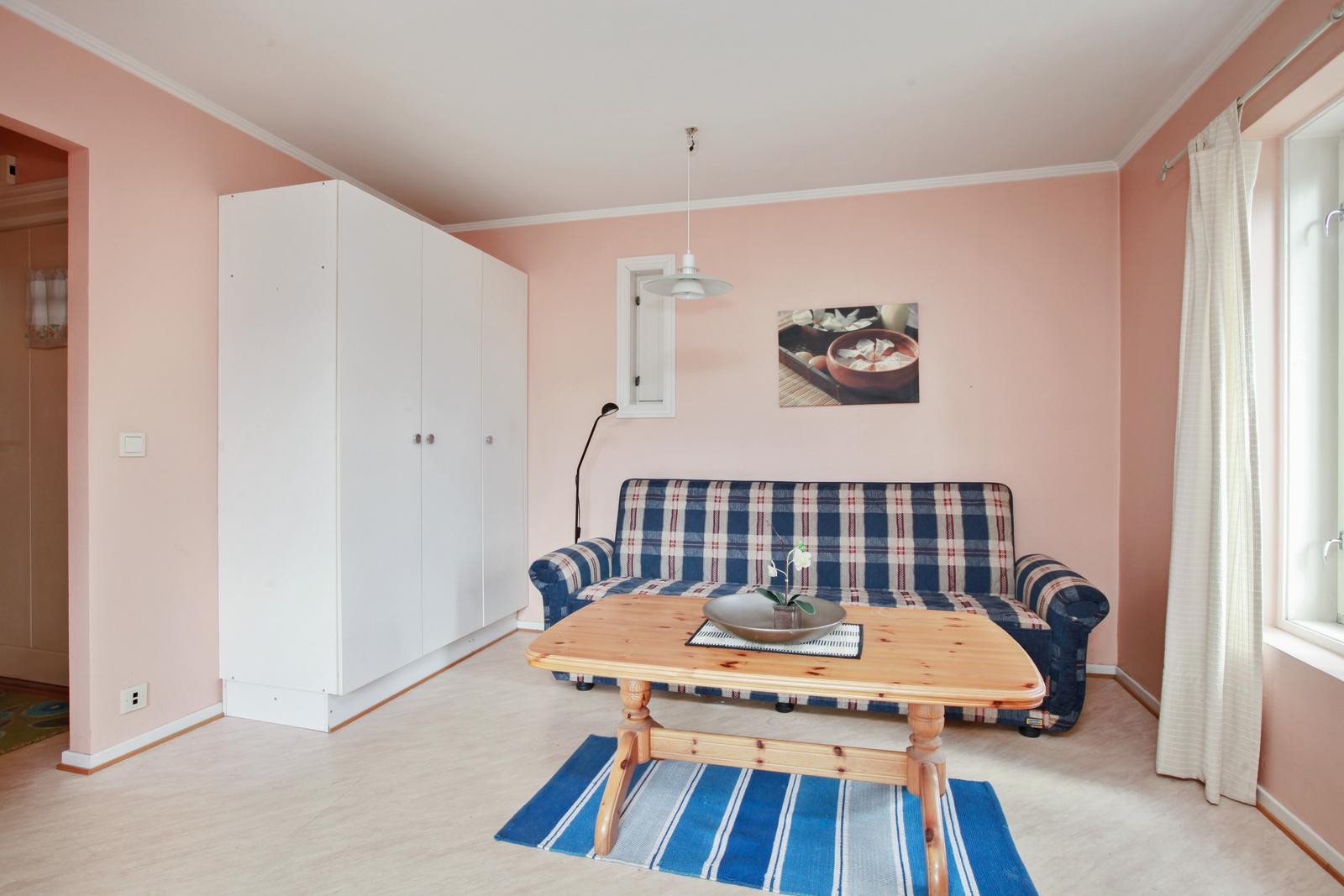 Oppholdsrom, veggene er malt hvite nå Galleribilde