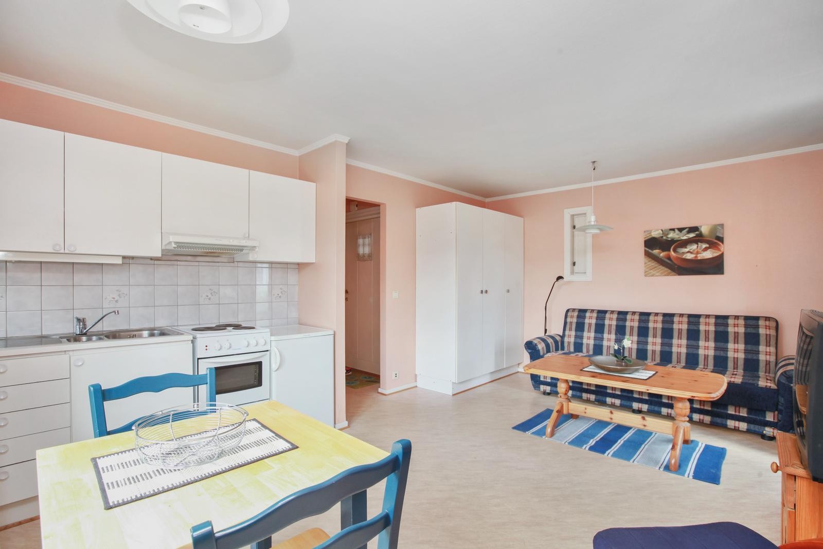 Oppholdsrom, veggene er malt hvite nå Galleribilde