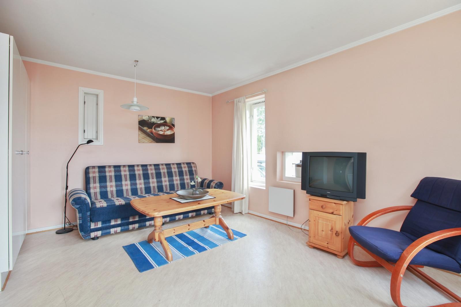 Oppholdsrom, veggene er malt hvite nå Galleribilde