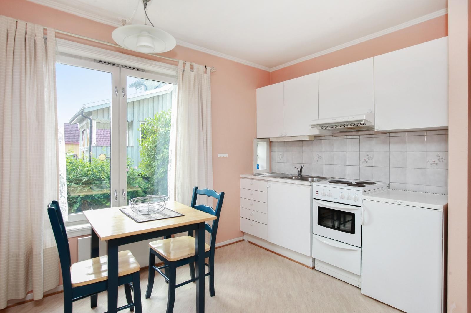 Oppholdsrom, veggene er malt hvite nå Galleribilde