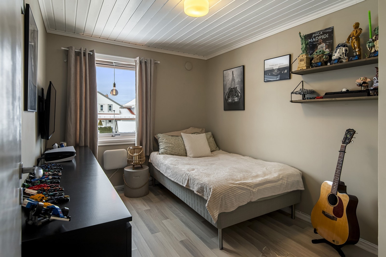 Soverom med garderoberom Galleribilde