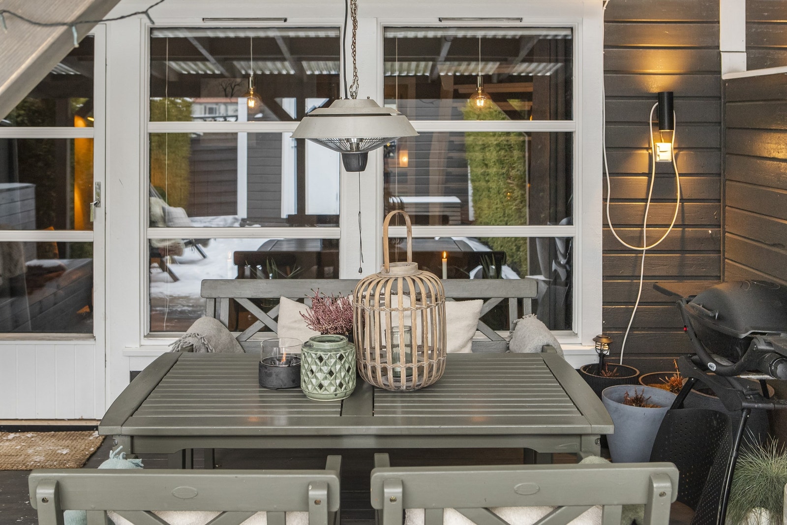 Koselig uteplass med gode solforhold Galleribilde