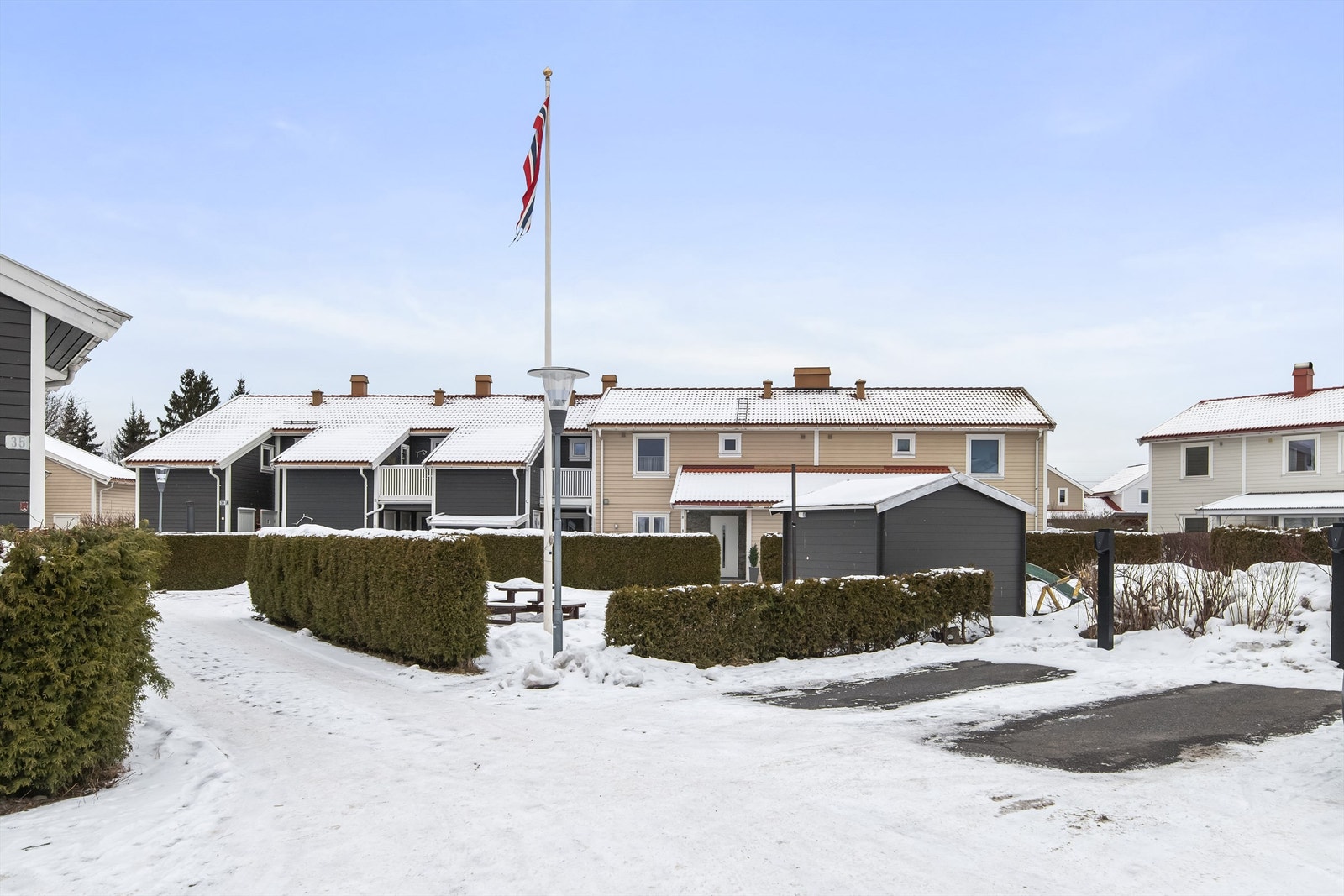 Gangveier til boligene fra felles parkeringsområde Galleribilde