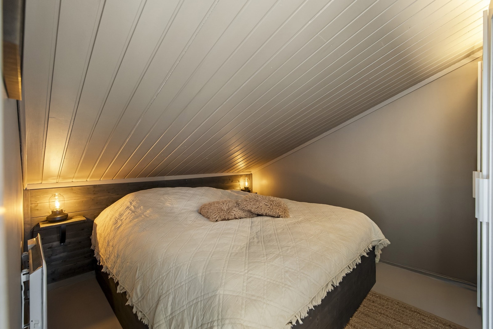 Soverom 3 (ikke godkjent for varig opphold) er beliggende innenfor badet og har utgang til balkong Galleribilde