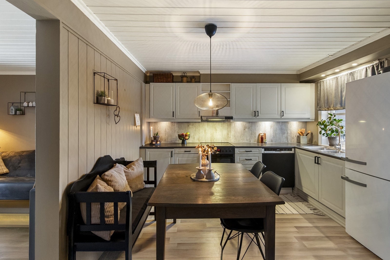 Dette er et godt kjøkken med fin skap- og benkeplass Galleribilde