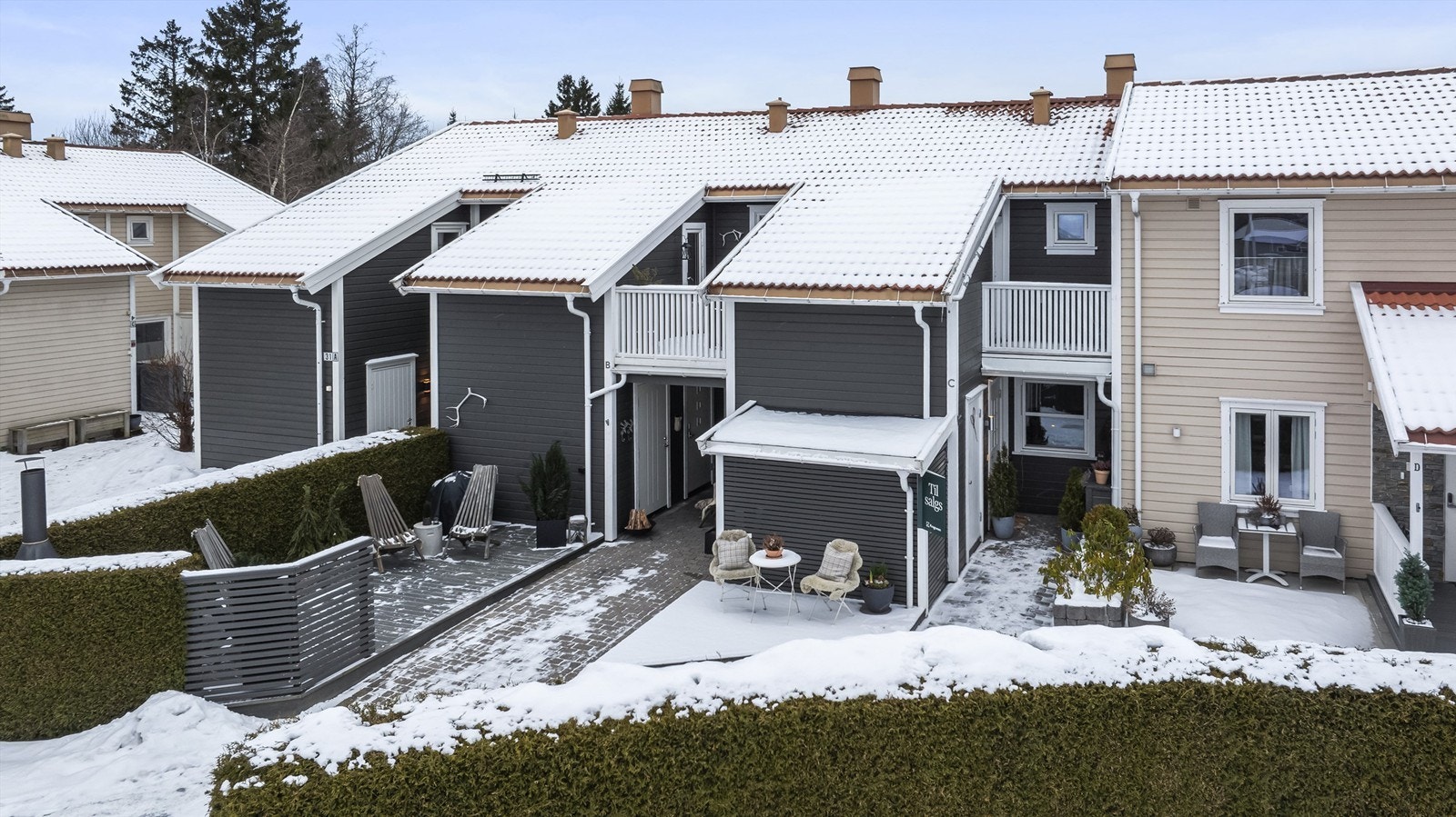 Frokostplass med morgensol og fint oppsyn om de minste leker ute Galleribilde