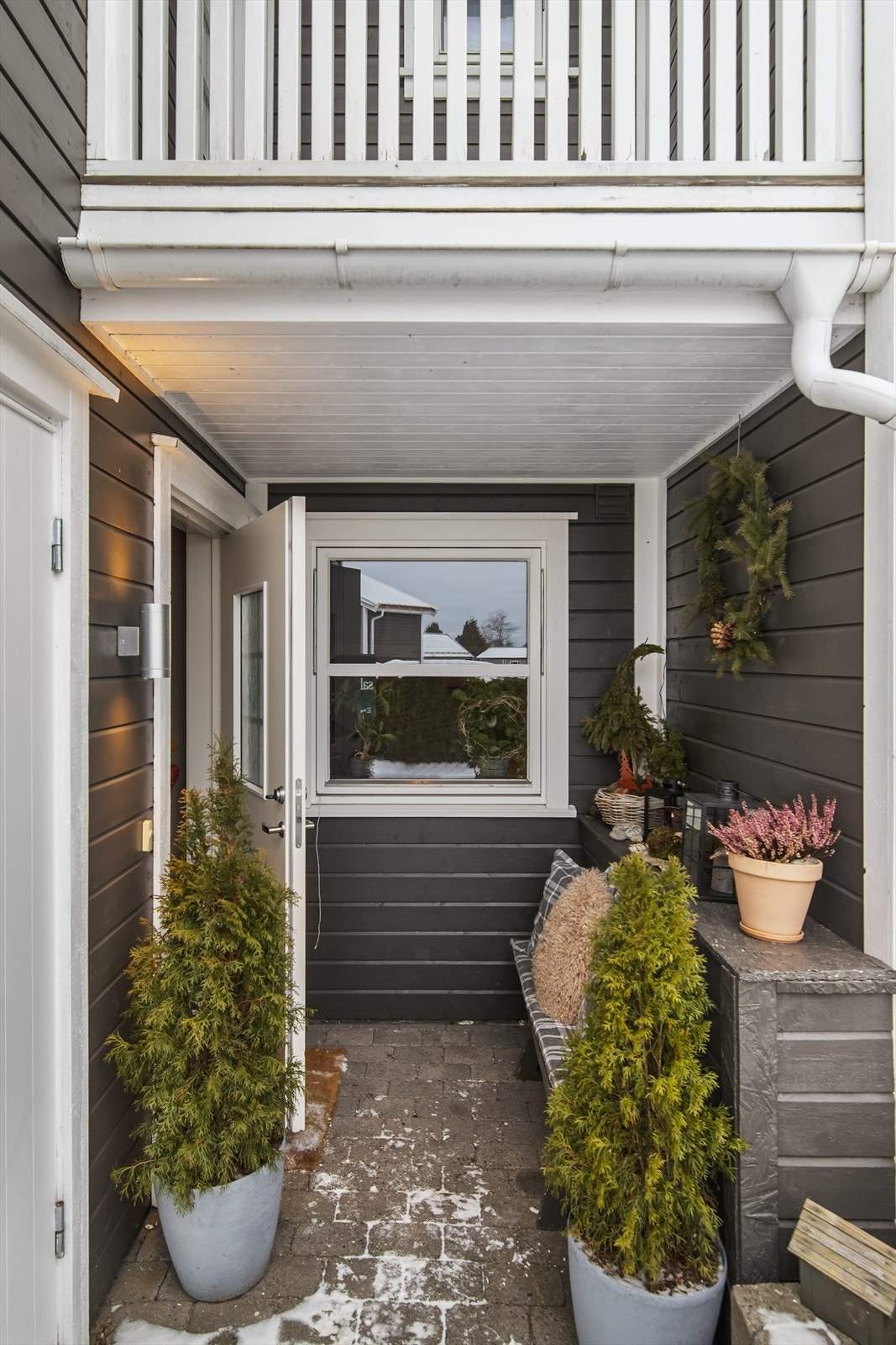 Overbygget inngangsparti med koselig benk Galleribilde