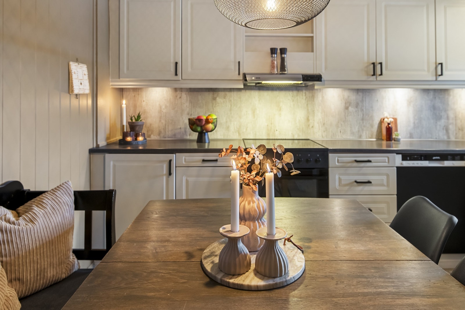 Koselig med plass til spisestuen på kjøkkenet Galleribilde