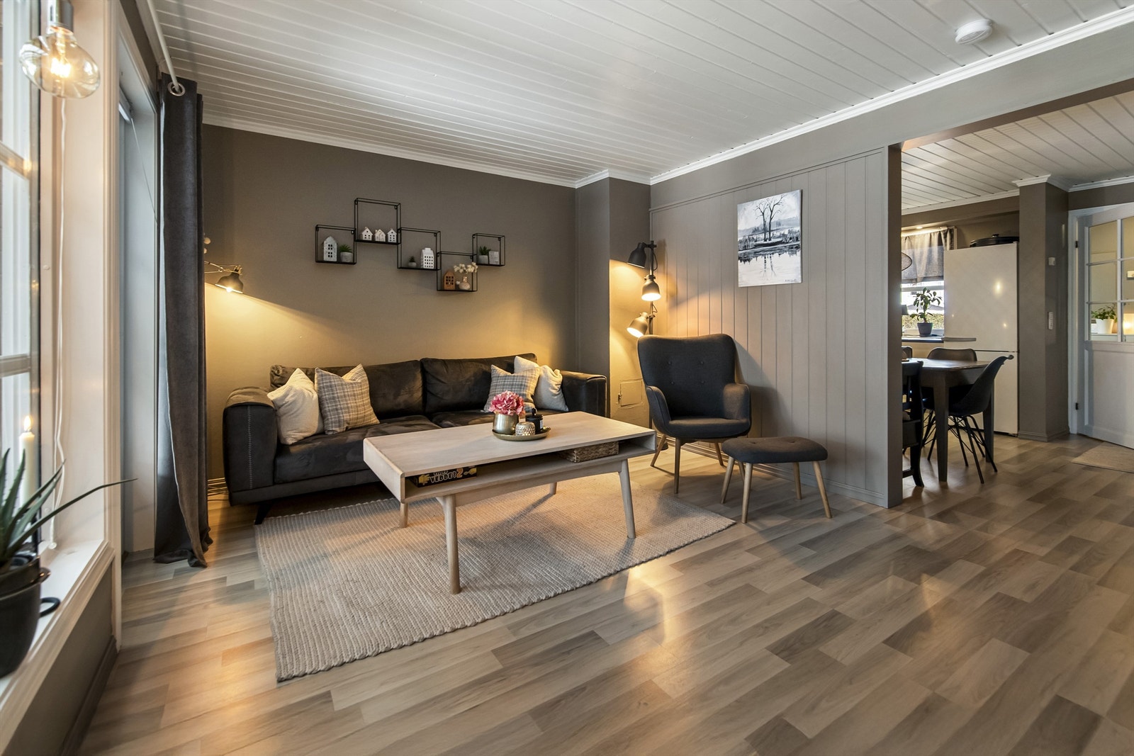 Pene laminatgulv i stue, kjøkken og på soverommene Galleribilde