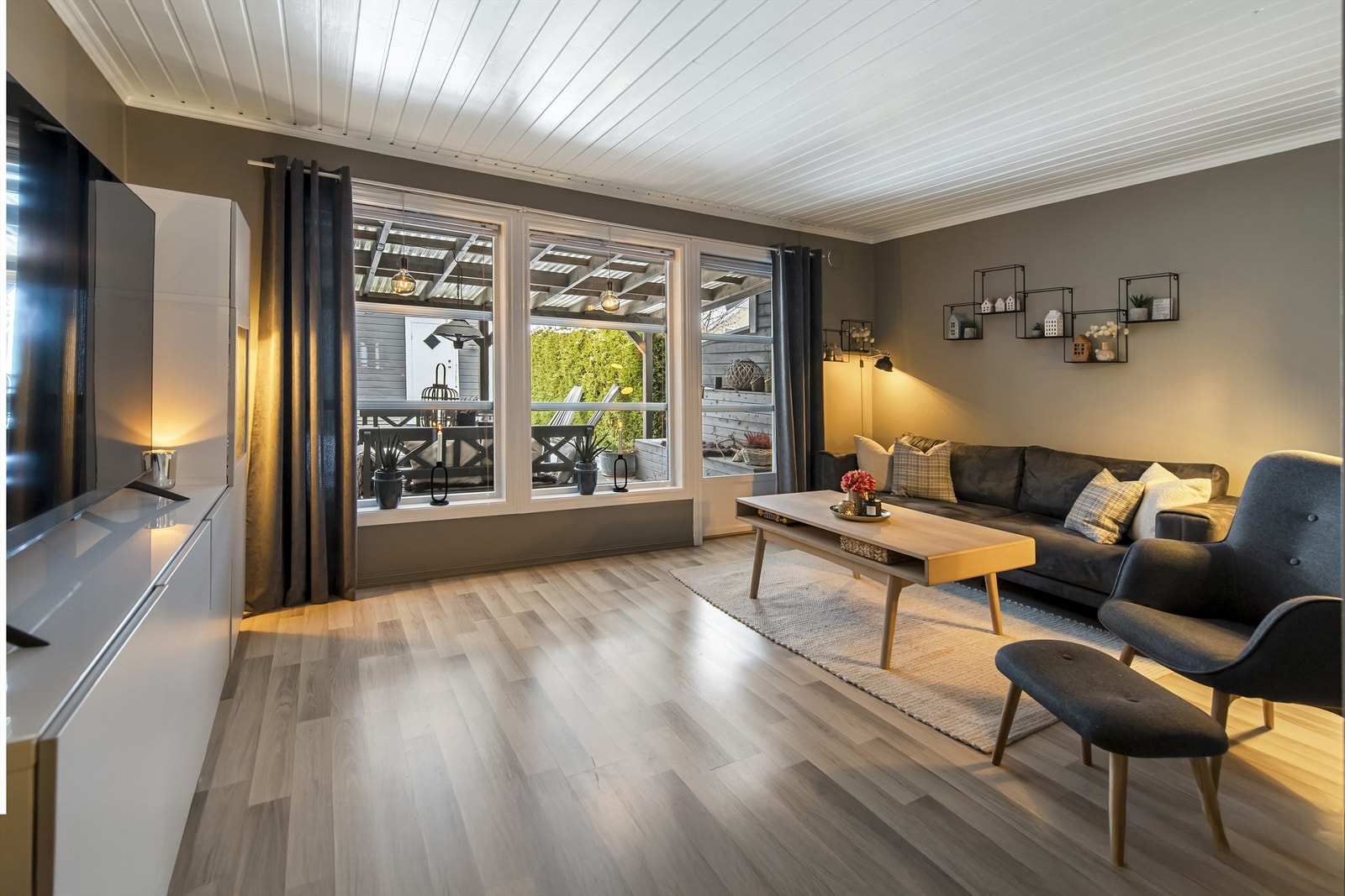 Koselig stue med god plass til salong og utgang til terrasse Galleribilde