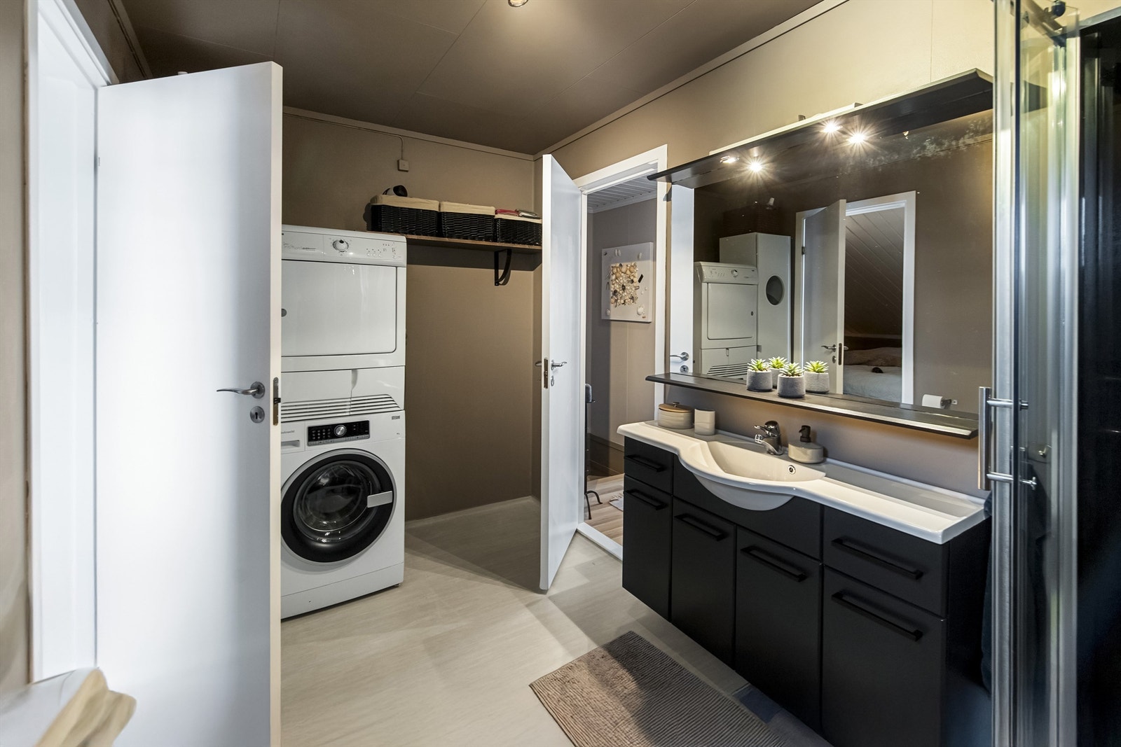 God plass til vaskemaskin og tørketrommel på badet Galleribilde