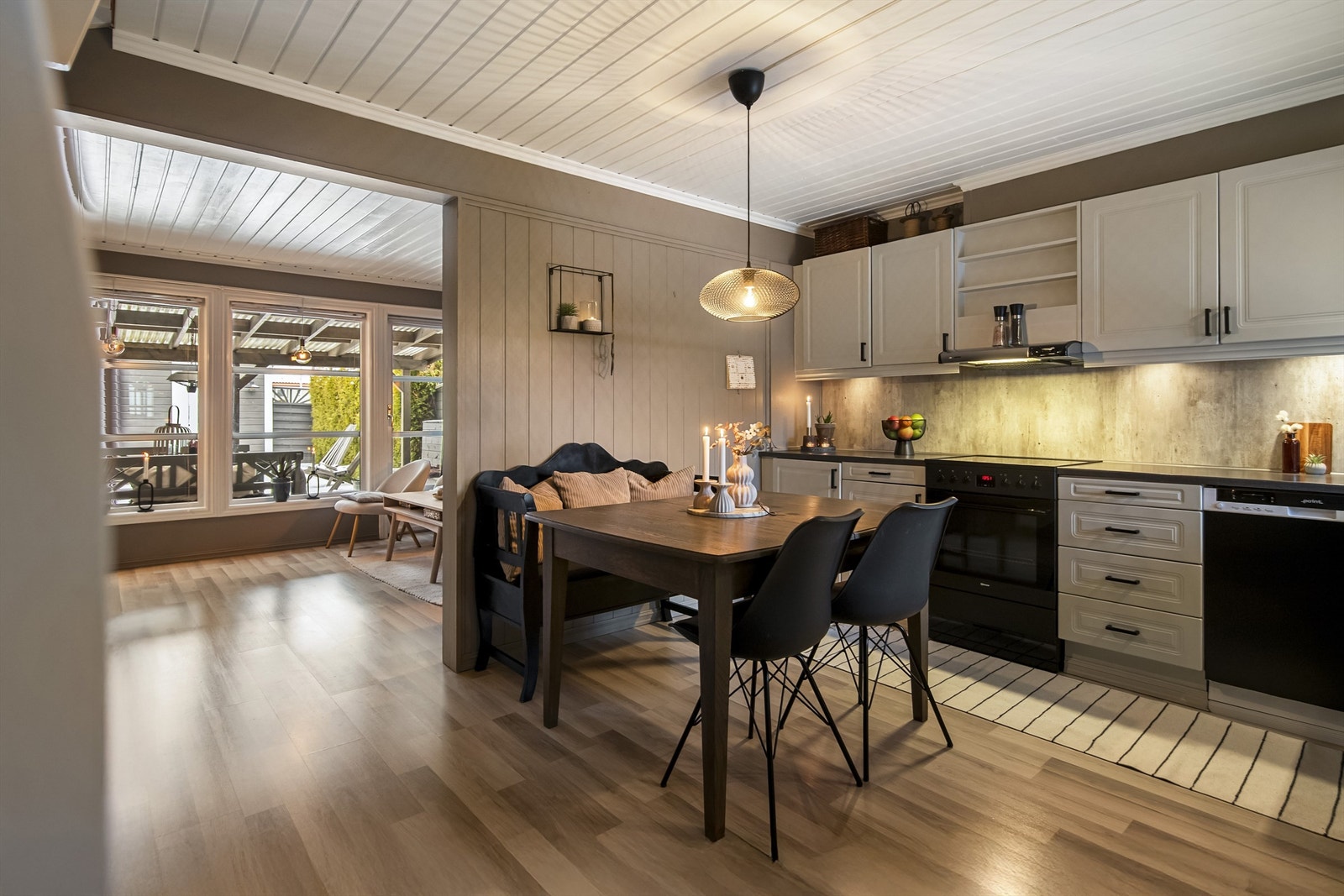 Det er godt med naturlig, gjennomgående lys fra store vindusflater Galleribilde