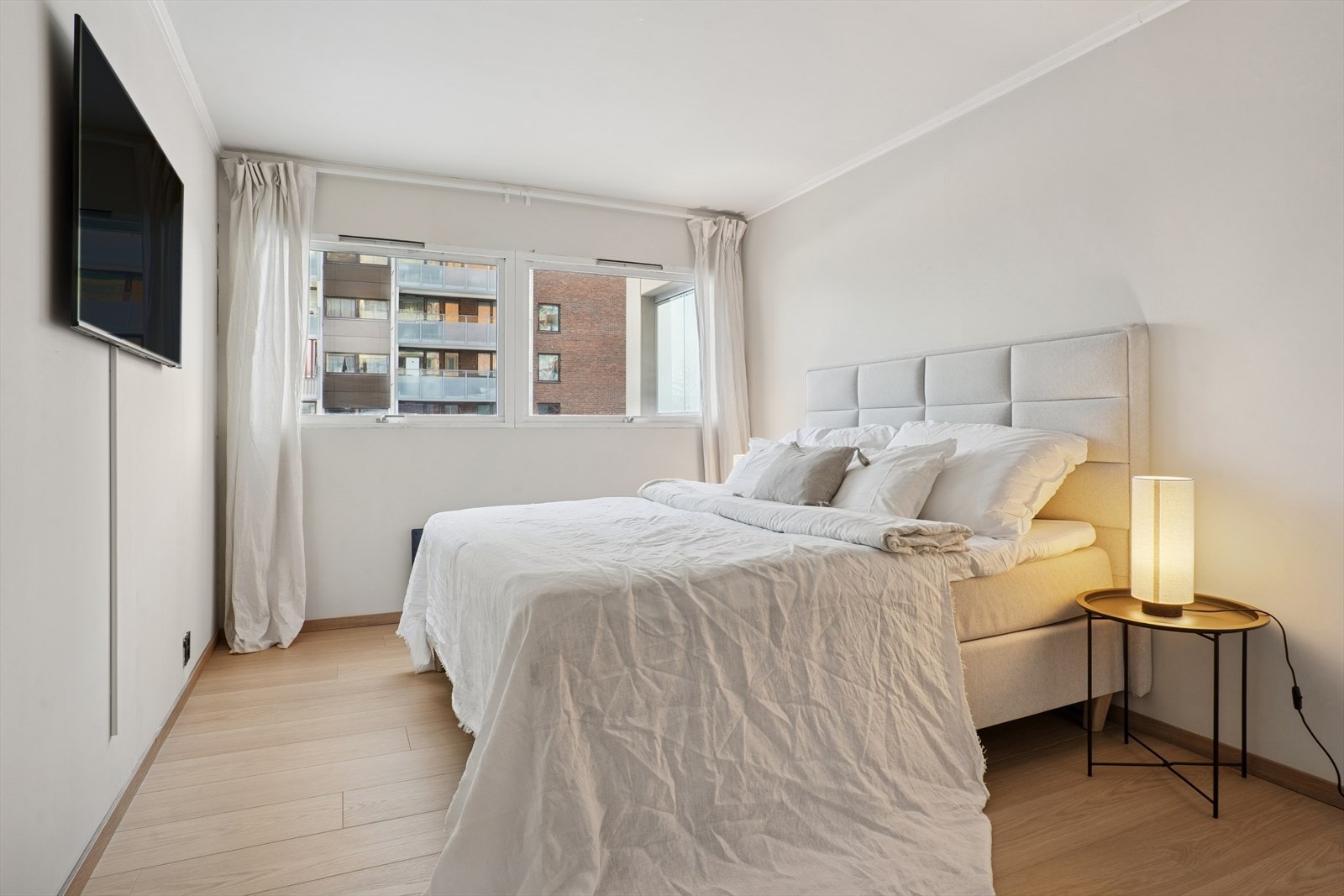 Her er det god plass til dobbeltseng med tilhørende møblement. Galleribilde