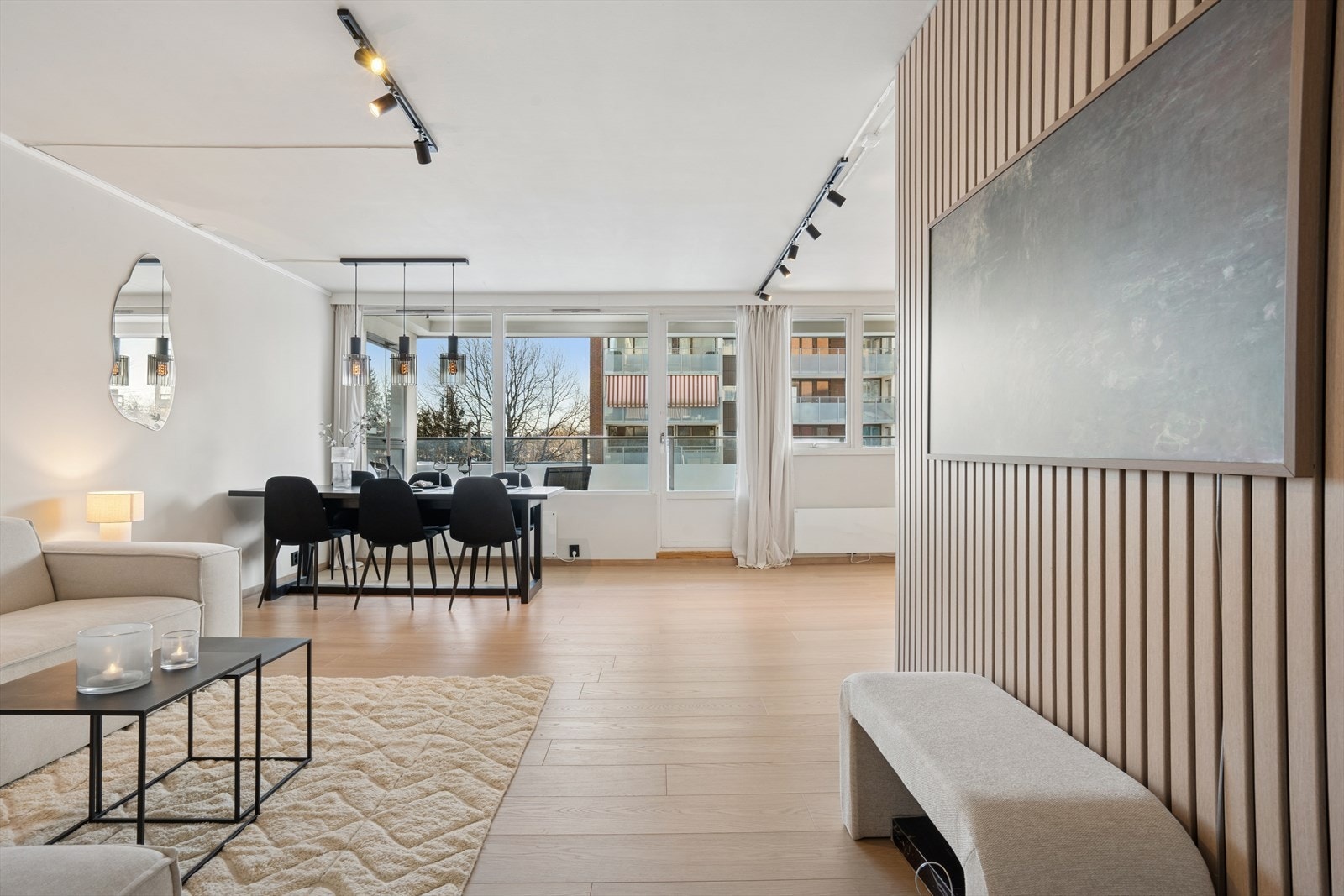 De store vindusflatene slipper inn rikelig med naturlig lys. Galleribilde