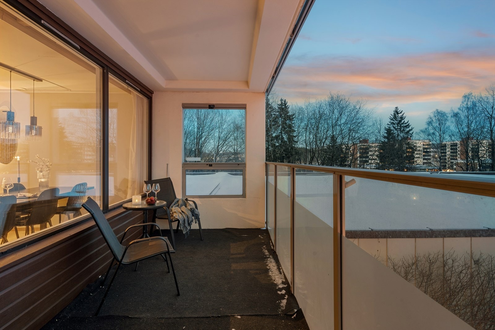 Det er gode møbleringsmuligheter på balkongen. Galleribilde