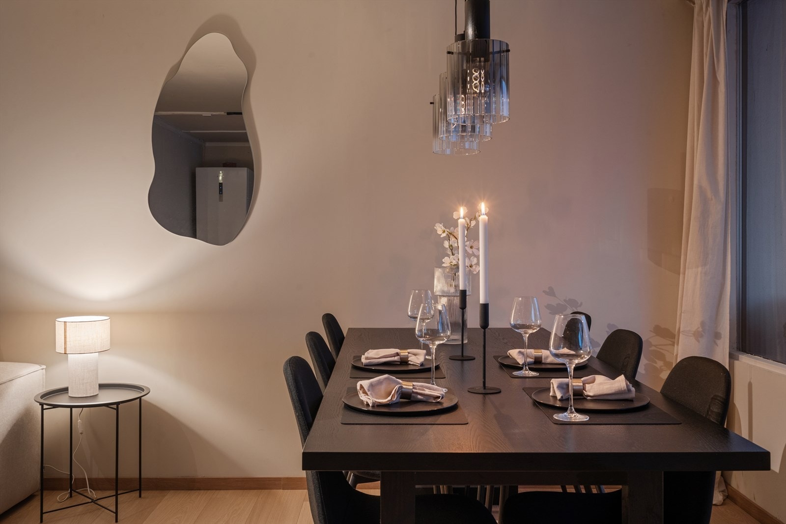 Hyggelig spiseplass i stue/kjøkken. Galleribilde