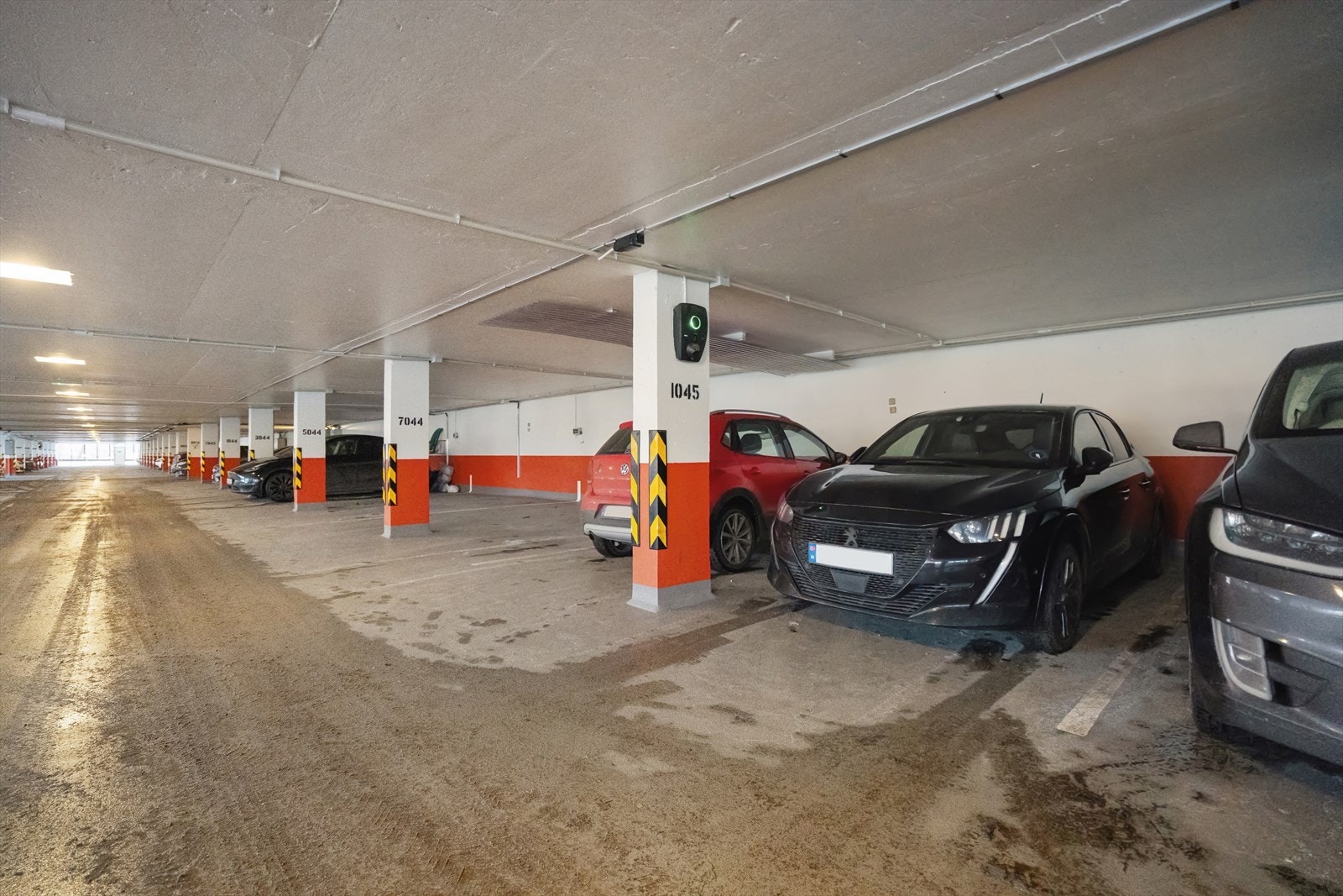 Leiligheten har fast garasjeplass. Det er heisadkomst fra garasjeplan. Galleribilde