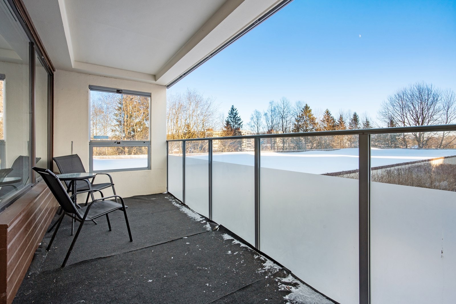 Balkongen er ca. 12 kvadratmeter, er overbygget og har gode solforhold. Galleribilde