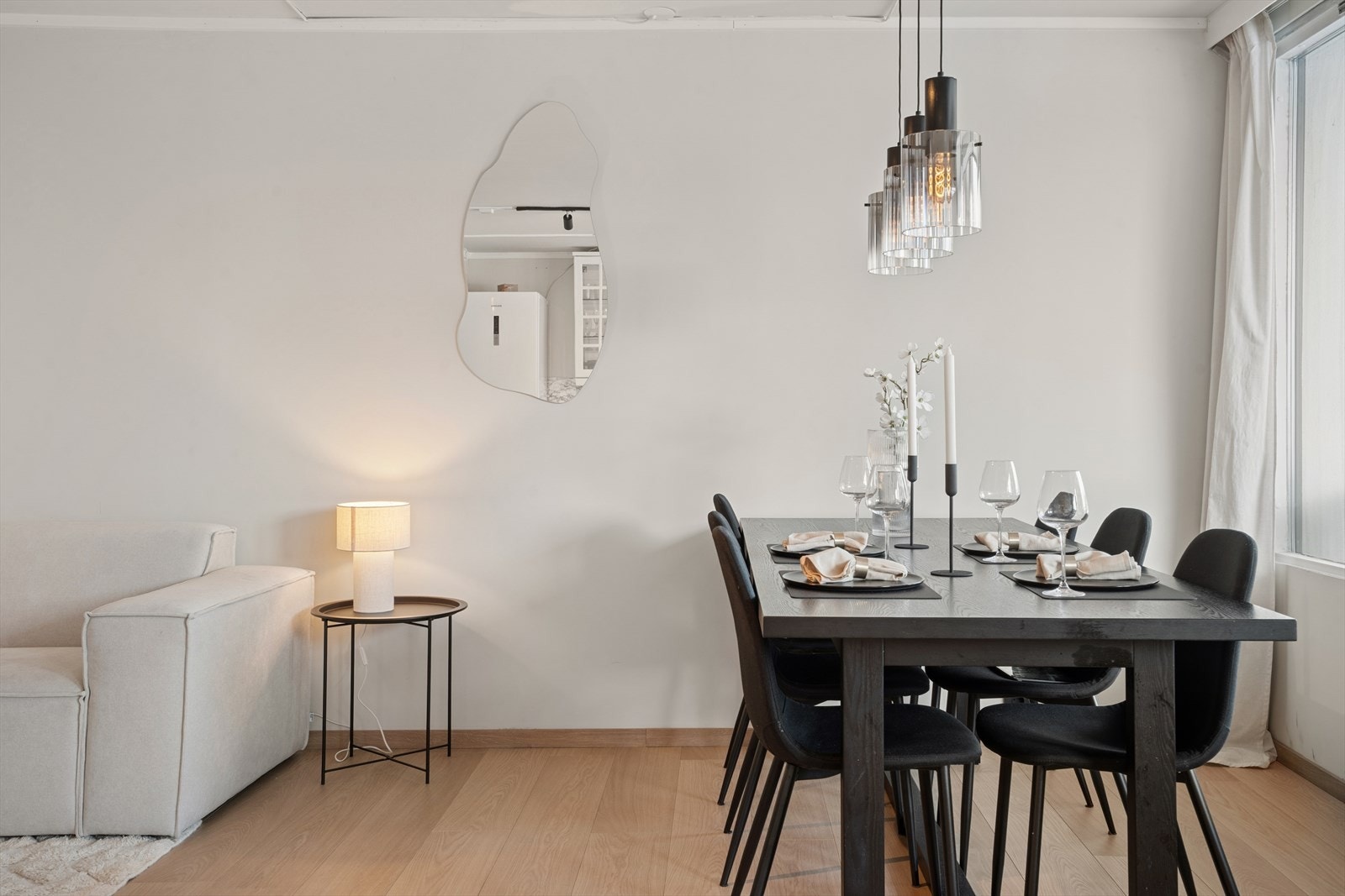 Stuen er lys og møbleringsvennlig. Her er det god plass til sofa og spisestuemøbler. Galleribilde