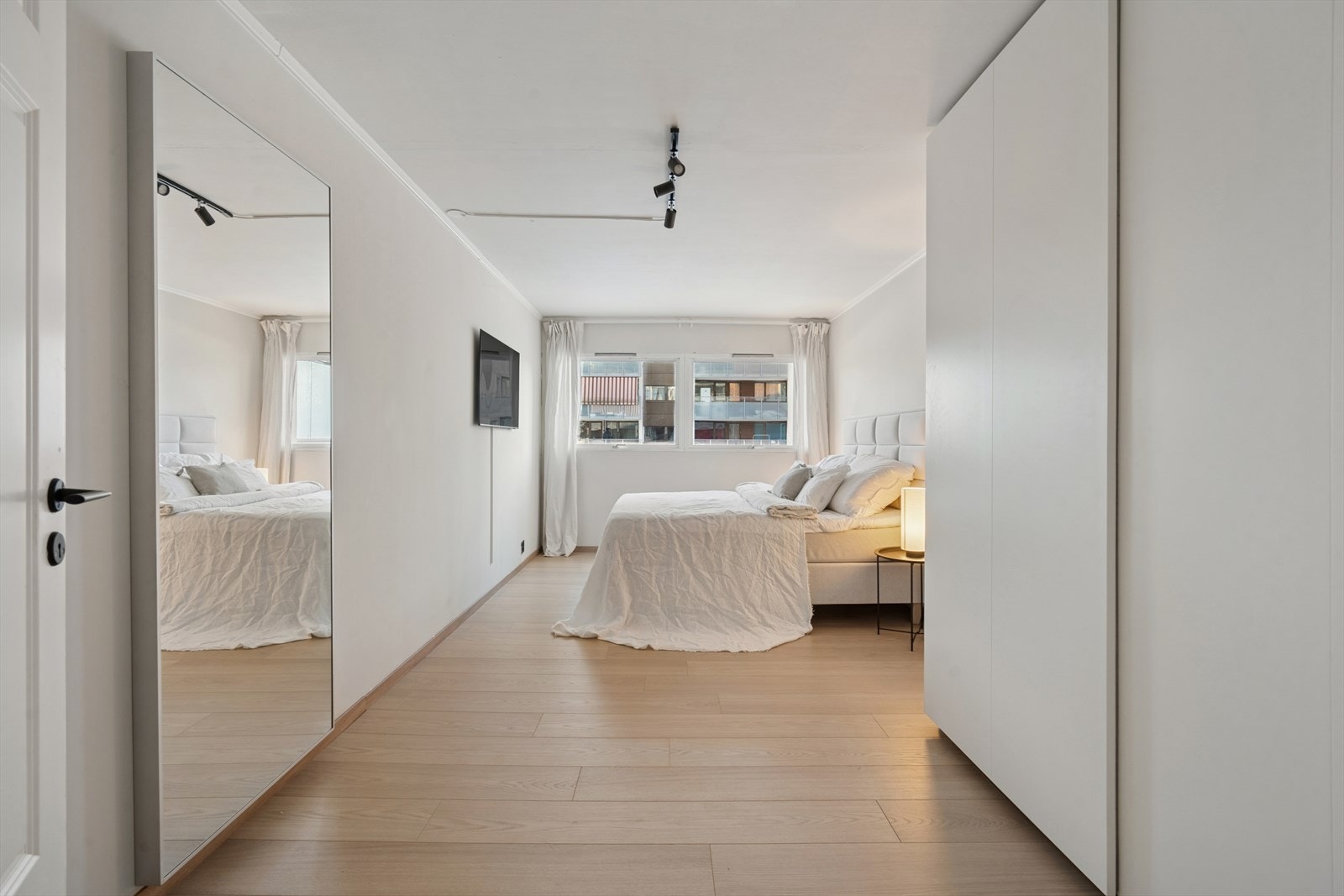 Leilighetens hovedsoverom er meget romslig. Galleribilde