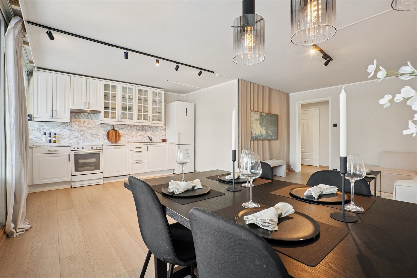 Kjøkkenet er utført i åpen løsning med stuen. Galleribilde