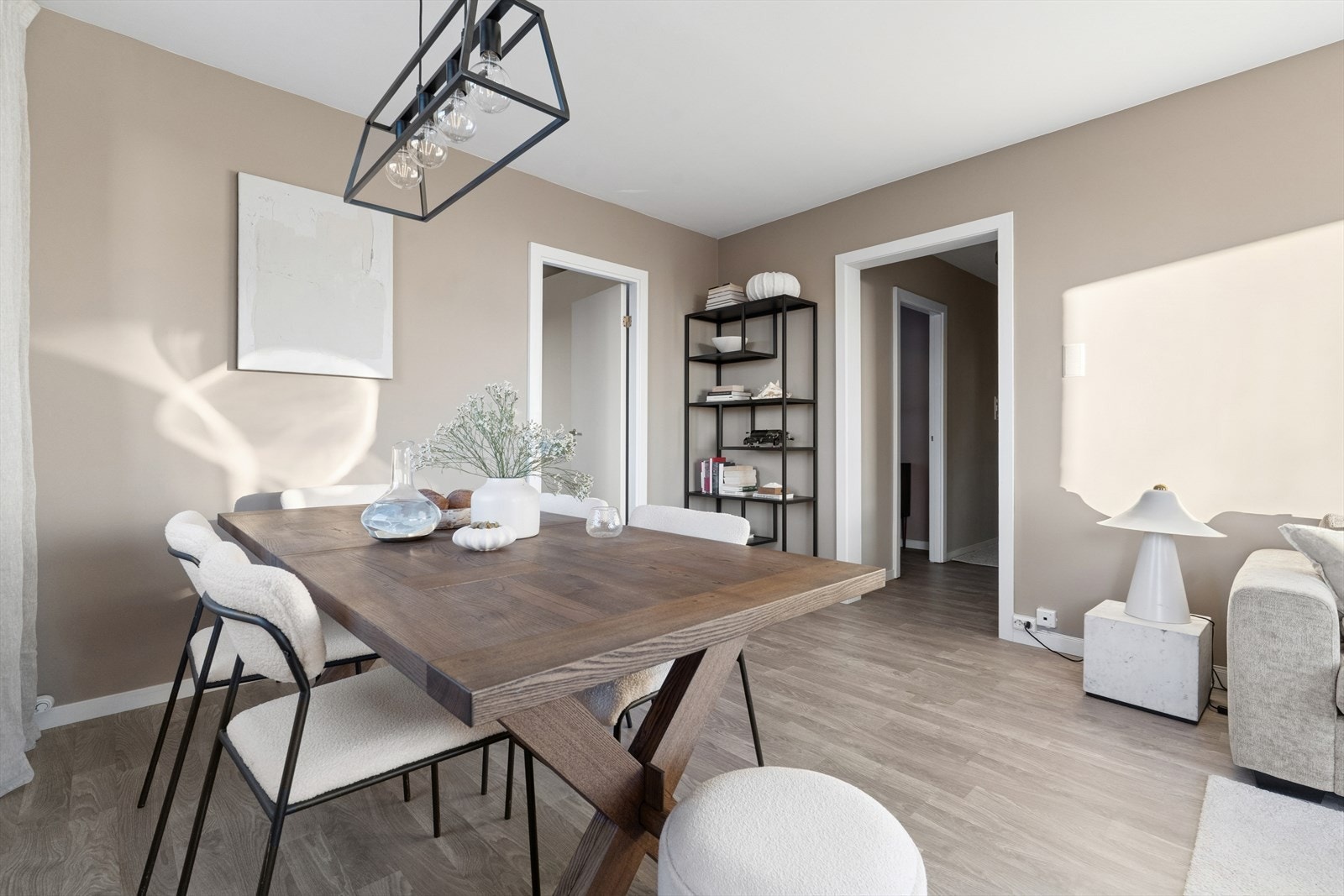 Her er det også godt med plass til spisegruppe. Perfekt for middagsgjester! Galleribilde