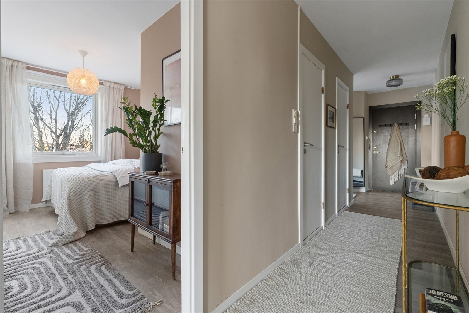 Fra entréen er det direkte inngang til de øvrige rommene i boligen. Galleribilde