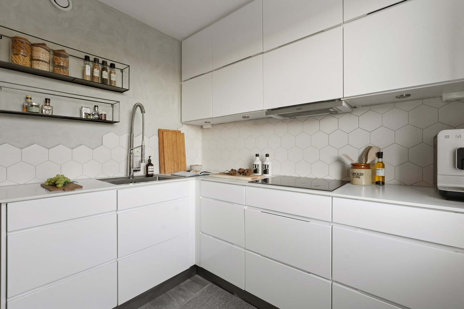 Her får du godt med skap og benkeplass. Galleribilde