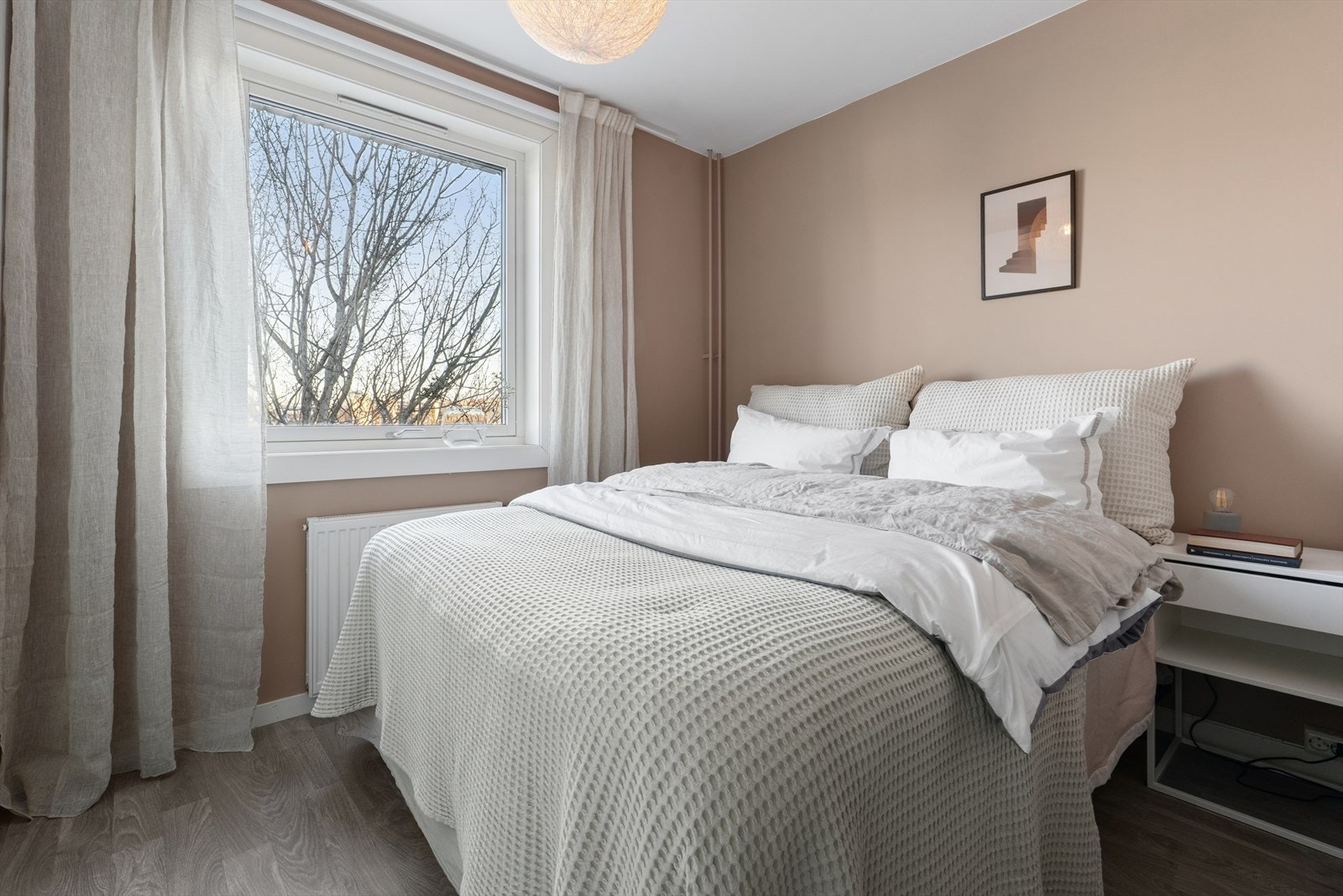 Hovedsoverommet er av god størrelse med plass til dobbeltseng og tilhørende møblement. Galleribilde