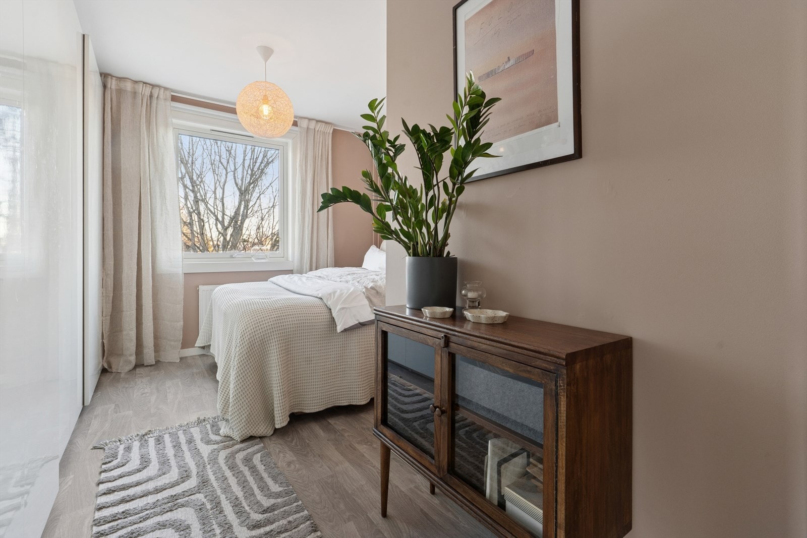 Det er gode oppbevaringsmuligheter i skyvedørsgarderobe. Galleribilde