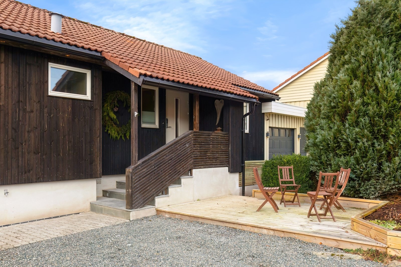 Terrasse - koselig terrasse ved inngangsdør Galleribilde