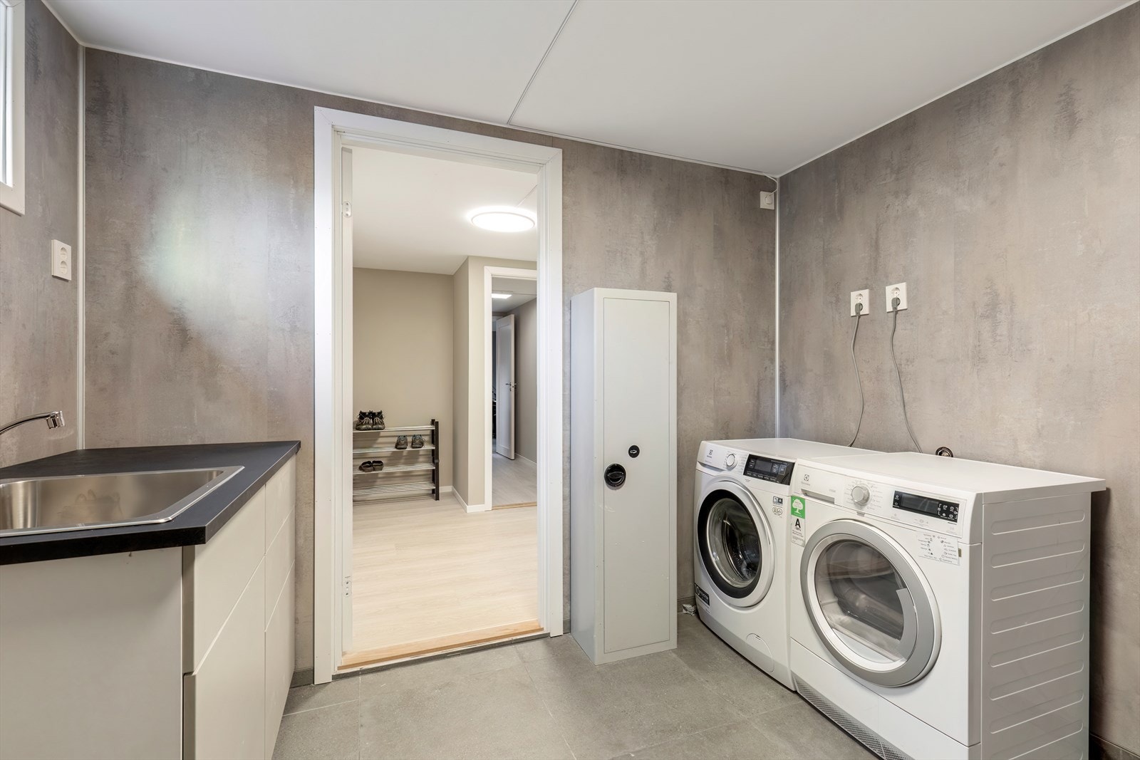 Vaskerom - eget praktisk vaskerom, rett ved inngangsdør Galleribilde