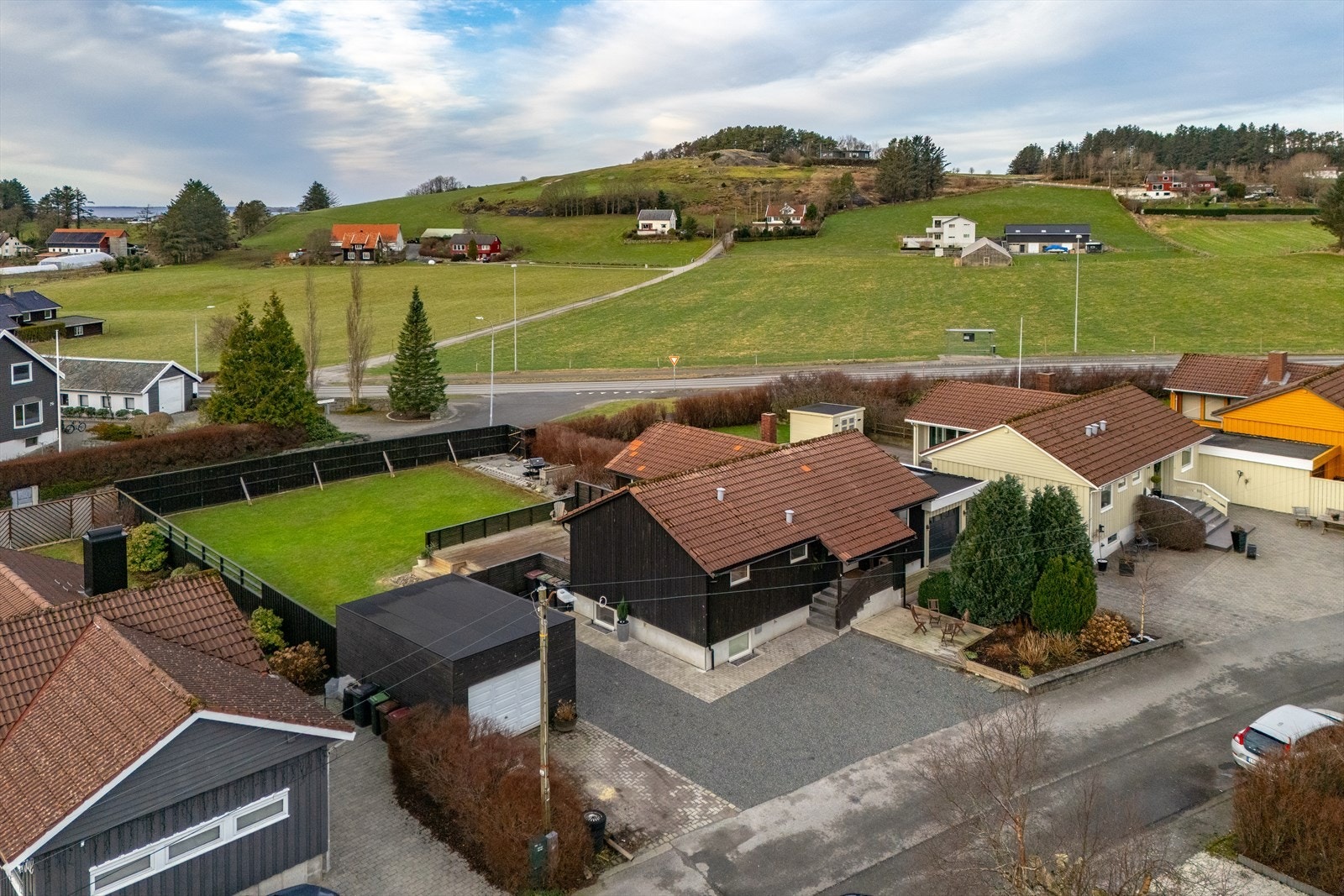 Fasade - eiendommen ligger flott til Galleribilde