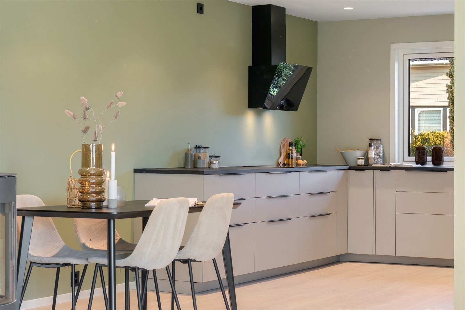 Kjøkken - flott design med integrerte hvitevarer Galleribilde