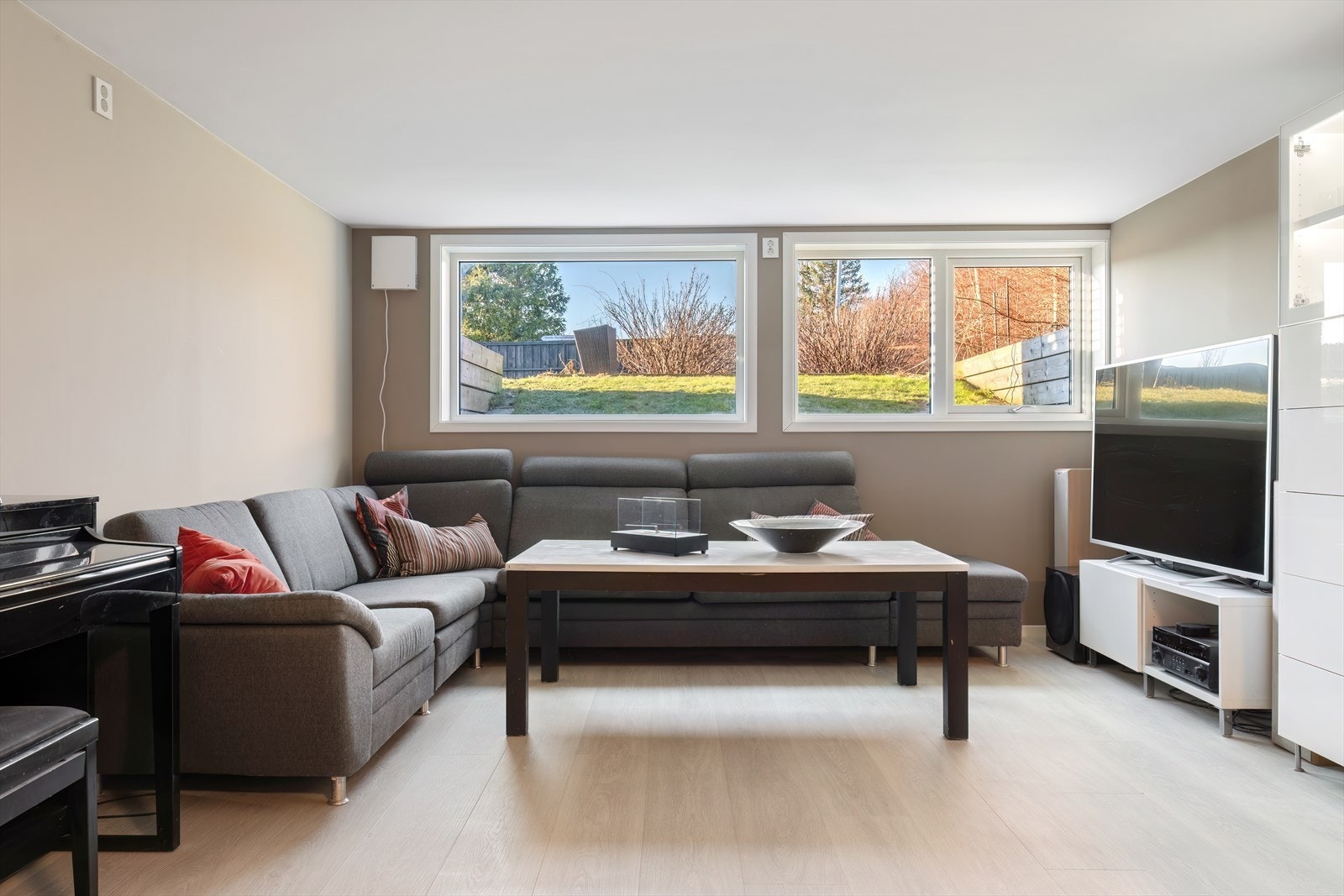 Kjellerstue - store vindusflater Galleribilde