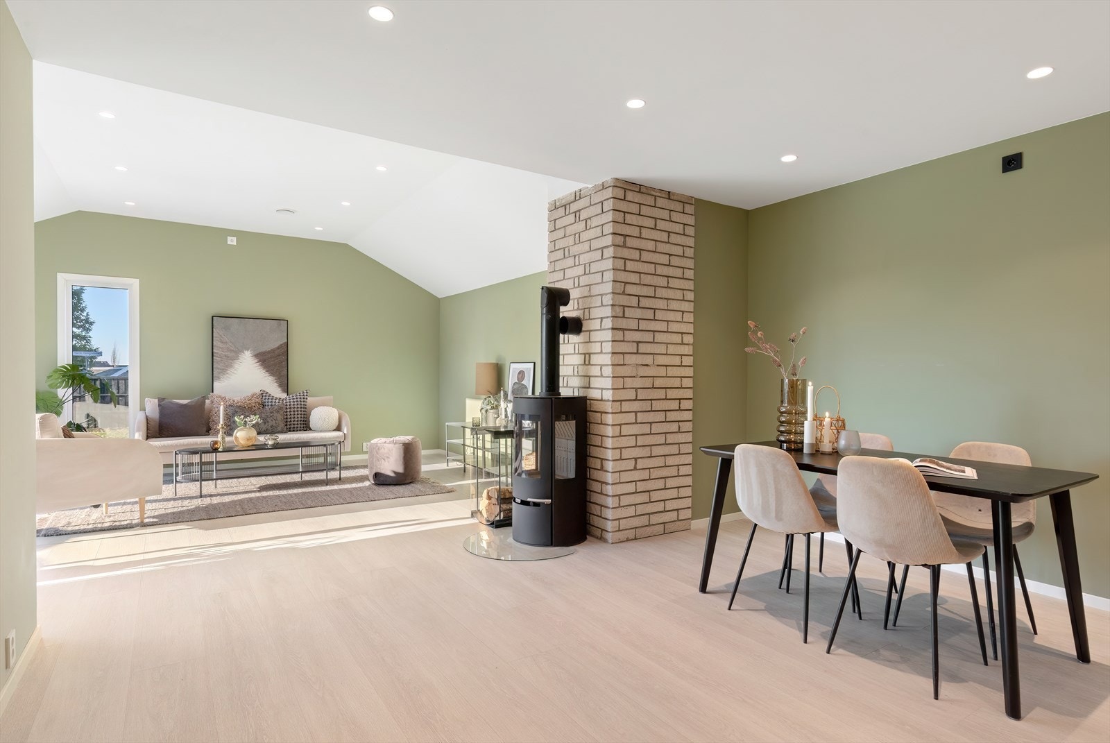 Stue - romslig med flere innredningsmuligheter Galleribilde